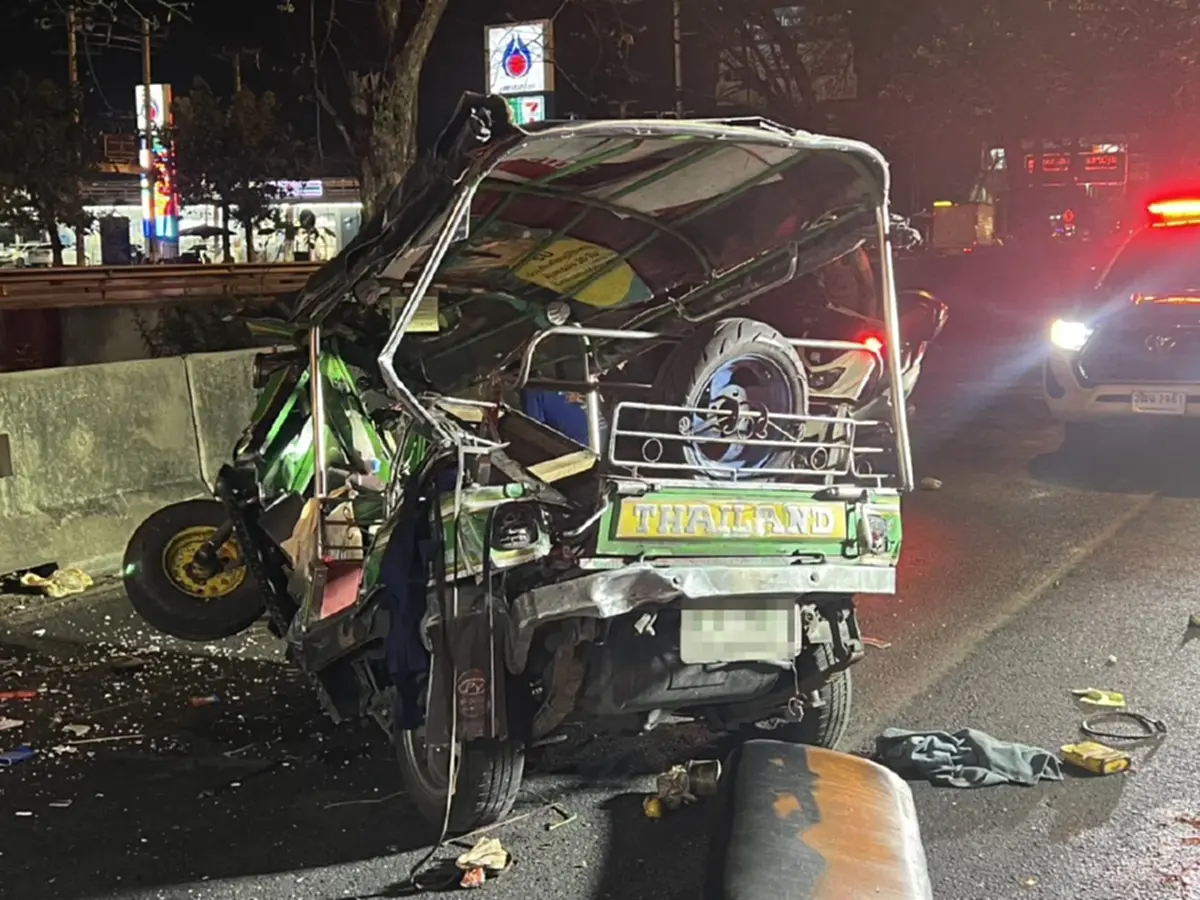 สลดหนัก กระบะชนท้าย ลุงสามล้อ 76 ปี กระเด็นโดนรถพ่วงทับคาที่