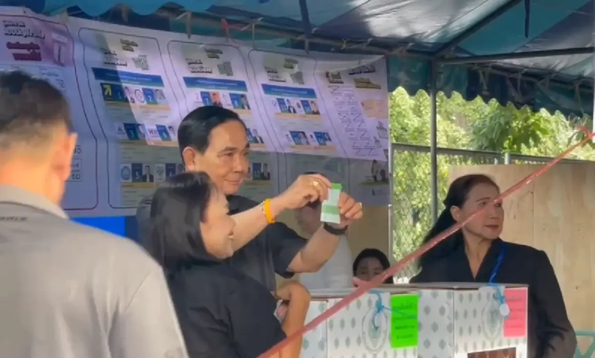 พล.อ.ประยุทธ์ มาแล้ว ใช้สิทธิ์เลือกตั้ง พูดตรงๆเรื่องรัฐบาลใหม่