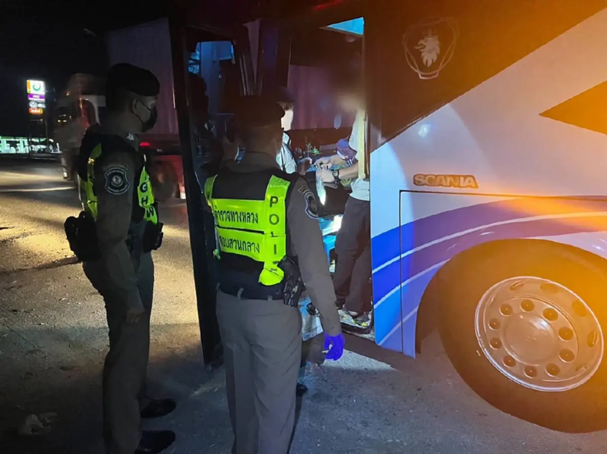 โป๊ะแตก ตรวจรถทัวร์ซิ่ง ค้นตัวคนรถเจอเต็มๆ สารภาพจัดไป 4 เม็ด