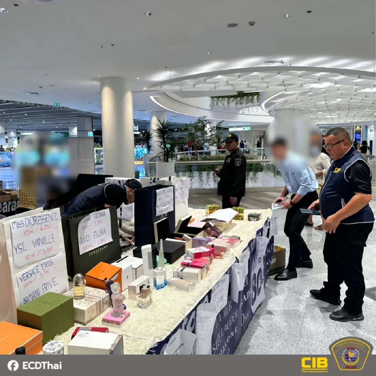 บุกจับร้านน้ำหอมกลางห้างดัง ติดฉลากปลอม KING POWER ลดกระหน่ำ