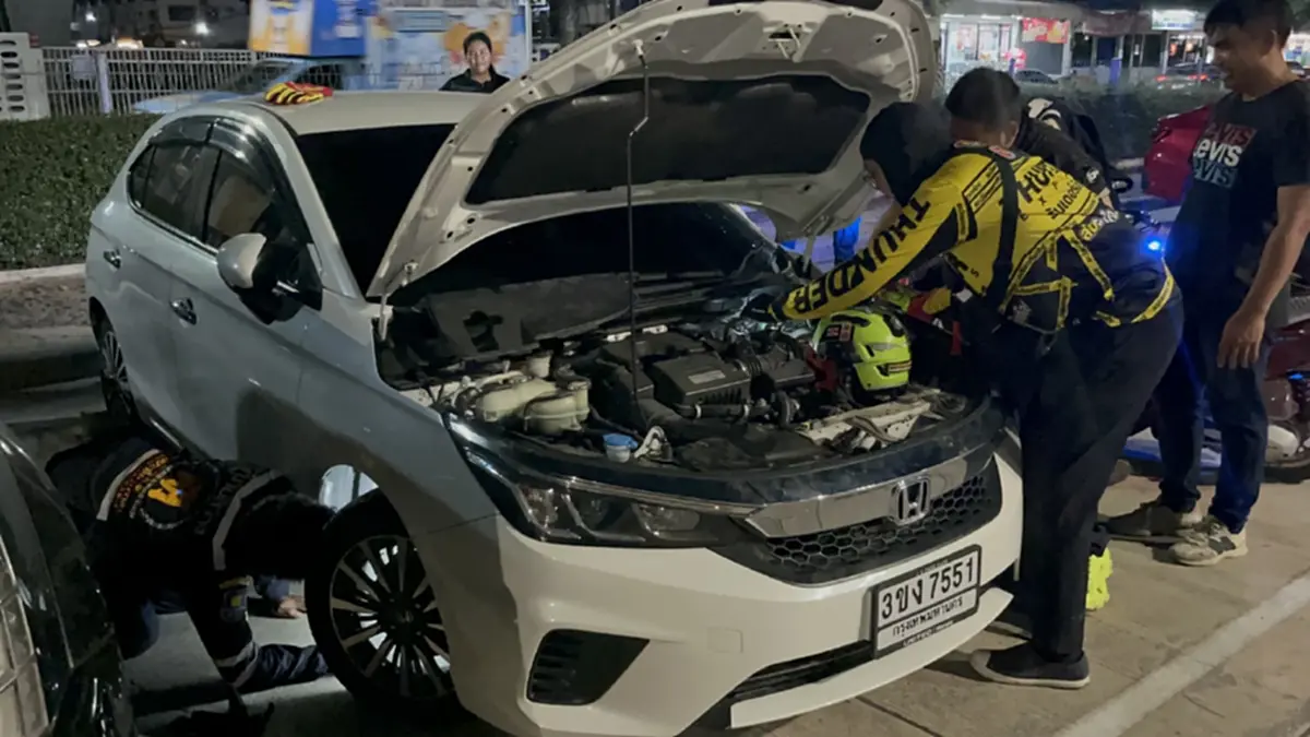 กู้ภัยศรีราชาช่วยลูกหมาติดห้องเครื่องรถกลางลานจอดสวนสุขภาพ