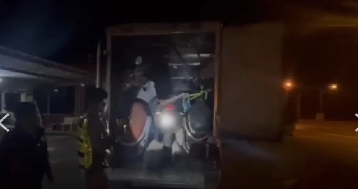 (CIB) รวบโชเฟอร์วัยเก๋า ซิ่งตู้ทึบยัด จยย. เตรียมส่งข้ามโขง