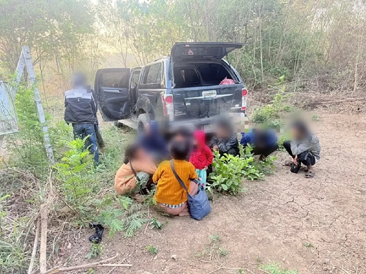 หนีไม่รอด! แรงงานเถื่อนซิ่งรถหนีด่าน ก่อนทิ้งรถหลบชายป่ากาญจนบุรี