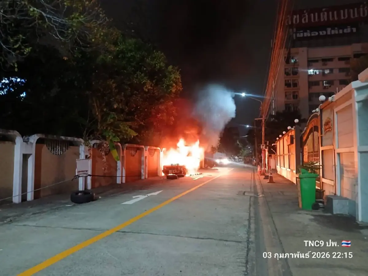 เลขทะเบียน จู่ๆ รถสองแถวไฟไหม้กลางกลางดึกในซอยพระราม 9