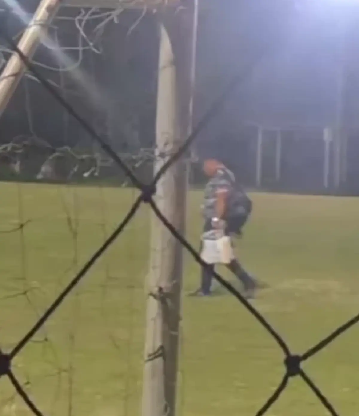 ความจริงอีกมุม "อาจารย์สกล" ลูกศิษย์ไม่ช่วยถือของ ปิดไฟสนามไล่