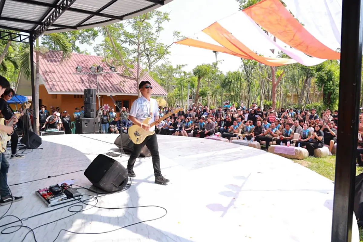 เปิดภาพ "เสก โลโซ" ร็อกสะเทือนเรือนจำ ก่อนโชว์ใหญ่งานเขาวัง