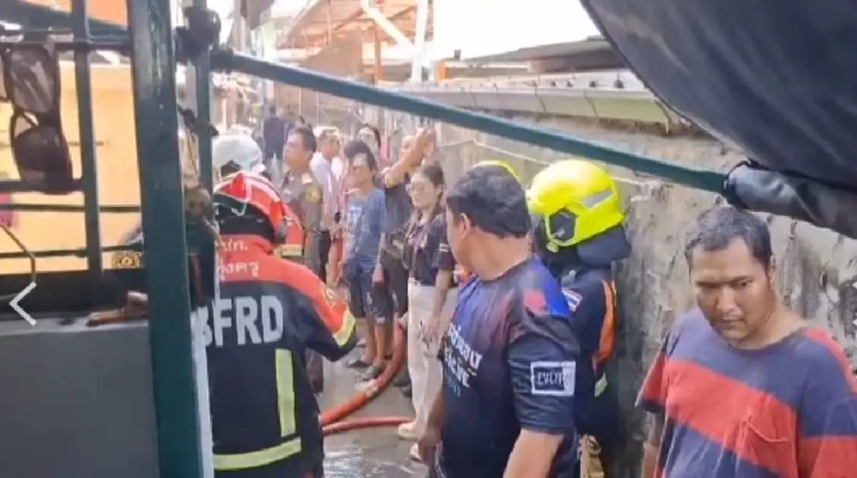 ระทึกไฟไหม้บ้านชุมชนคับแคบ ซอยราษฎร์บูรณะ 16 โชคดีไร้คนเจ็บ