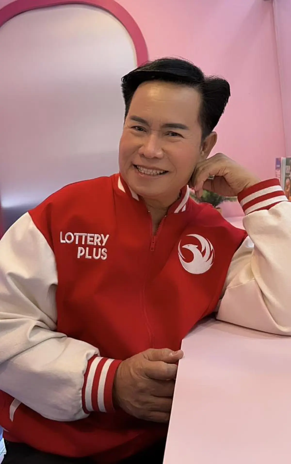 ลูกทุ่งดัง มนต์สิทธิ์ คำสร้อย โชว์จุดธูปมงคล ได้เลขสวย