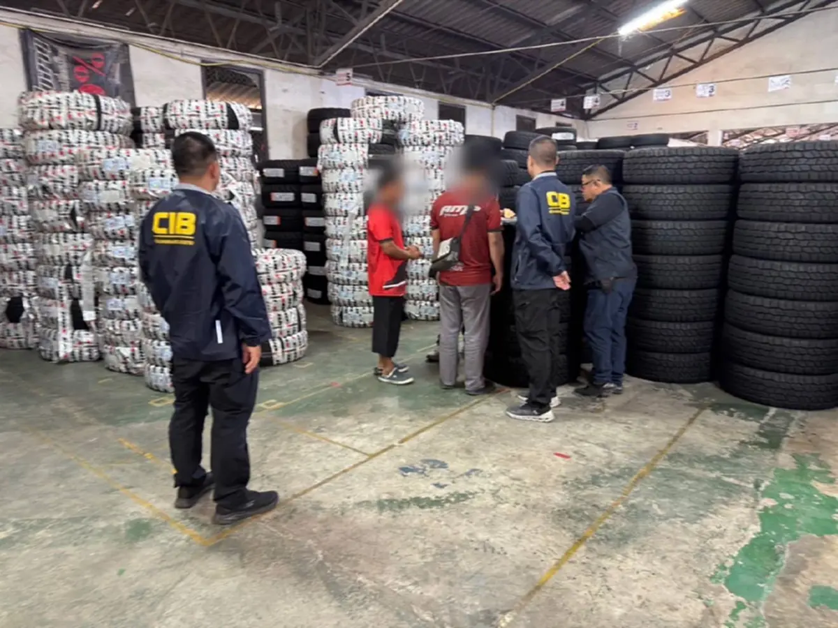 ทลายโกดังเถื่อนเมืองชลฯ ย้อมแมวขาย"ยางเก่า"ยี่ห้อดัง 2,000 เส้น