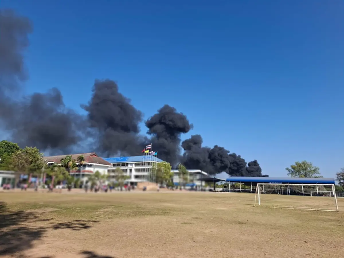 ระทึก รถบรรทุกน้ำมันไฟไหม้ใกล้ปั๊ม - โรงเรียน ครูสั่งอพยพนักเรียนวุ่น