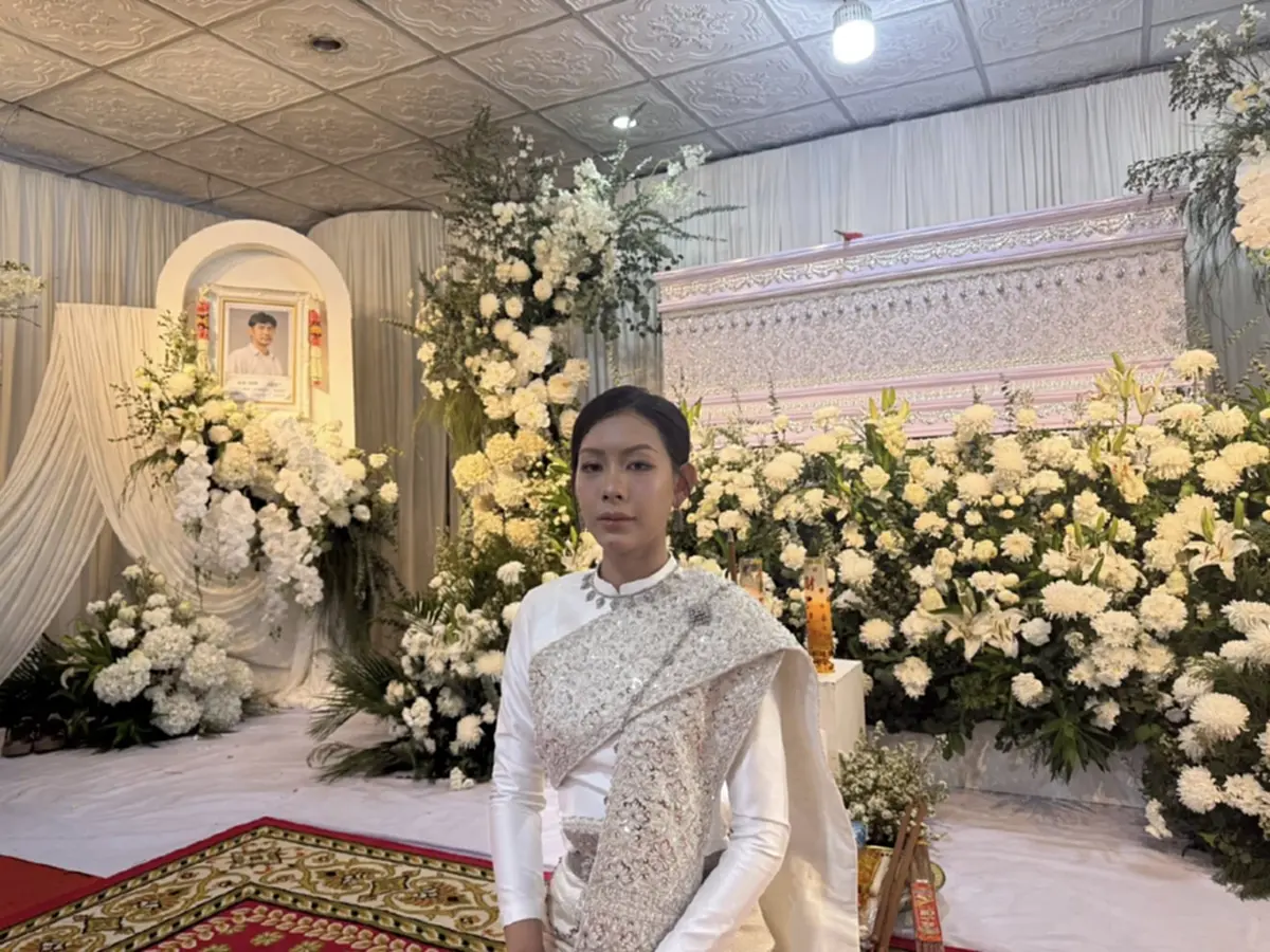 น้ำตาท่วม ว่าที่เจ้าสาวสวมชุดแต่งงาน ร้องเพลงส่งเจ้าบ่าวหน้าเมรุ