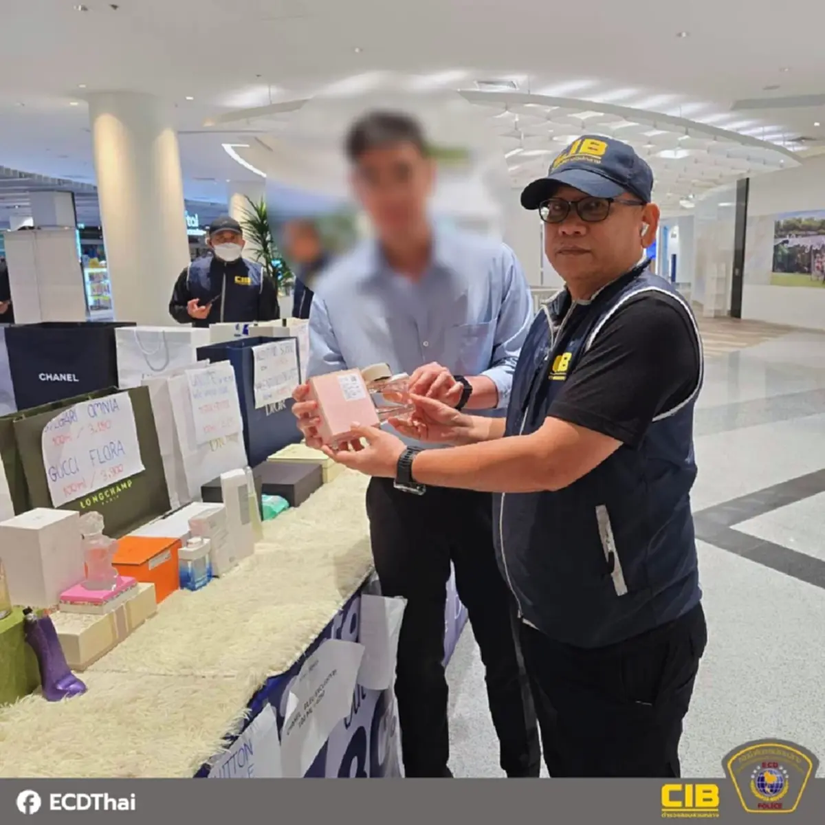 บุกจับร้านน้ำหอมกลางห้างดัง ติดฉลากปลอม KING POWER ลดกระหน่ำ