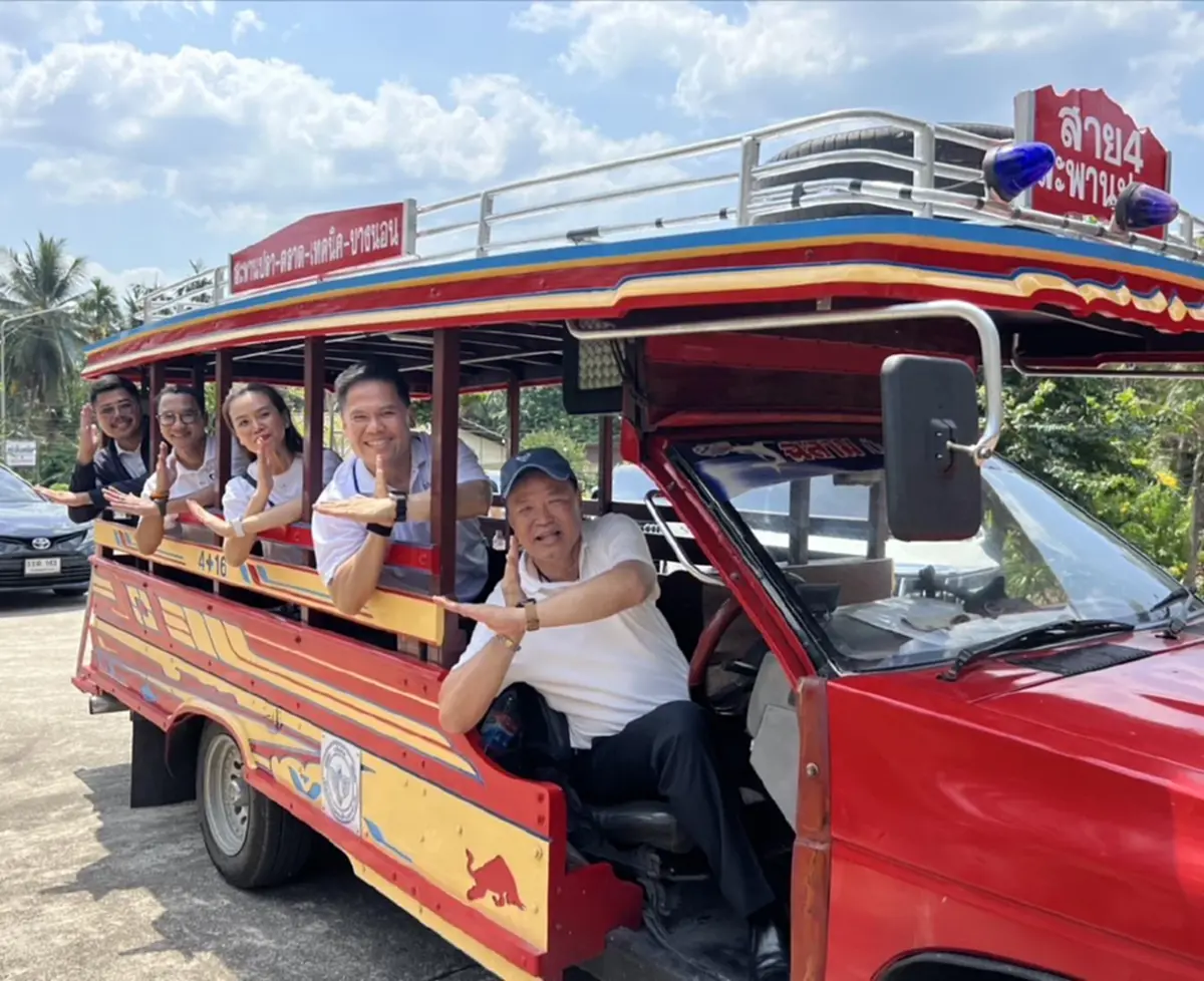 เลขทะเบียนรถสองแถวไม้แดง คันที่ "อนุทิน" นั่ง หลังไม้กลองโดนหน้า