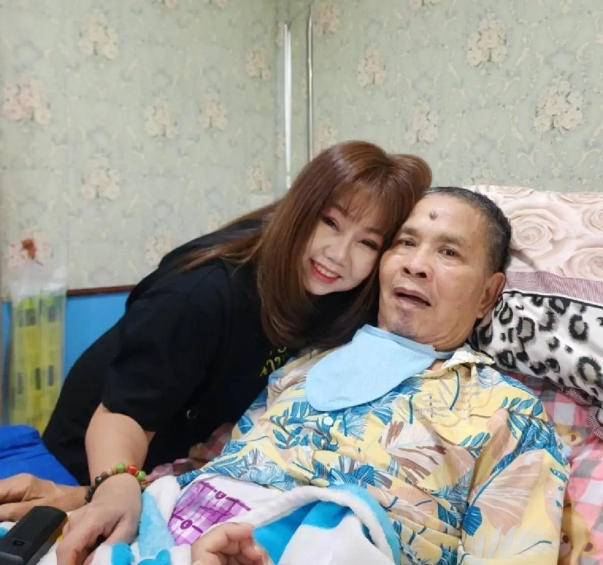 "เป็ด เชิญยิ้ม" เล่าสัญญาณผิดปกติ  "เด๋อ ดอกสะเดา" ก่อนป่วยสโตรก