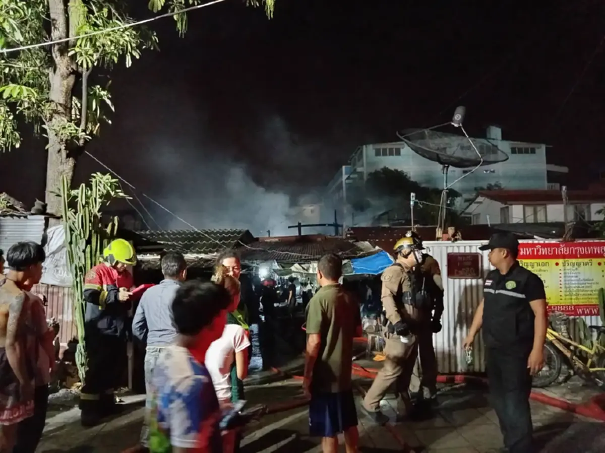 สลดกลางดึก ไฟไหม้บ้าน สามีพยายามฝ่าเปลวเพลิงช่วยภรรยา แต่ไม่ทัน