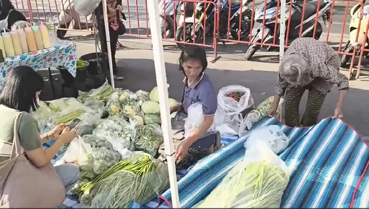 ใครจะคิด ยายขายผักสู้ชีวิต หลังไวรัลพลิกชะตา ได้ที่ขายใหม่แล้ว