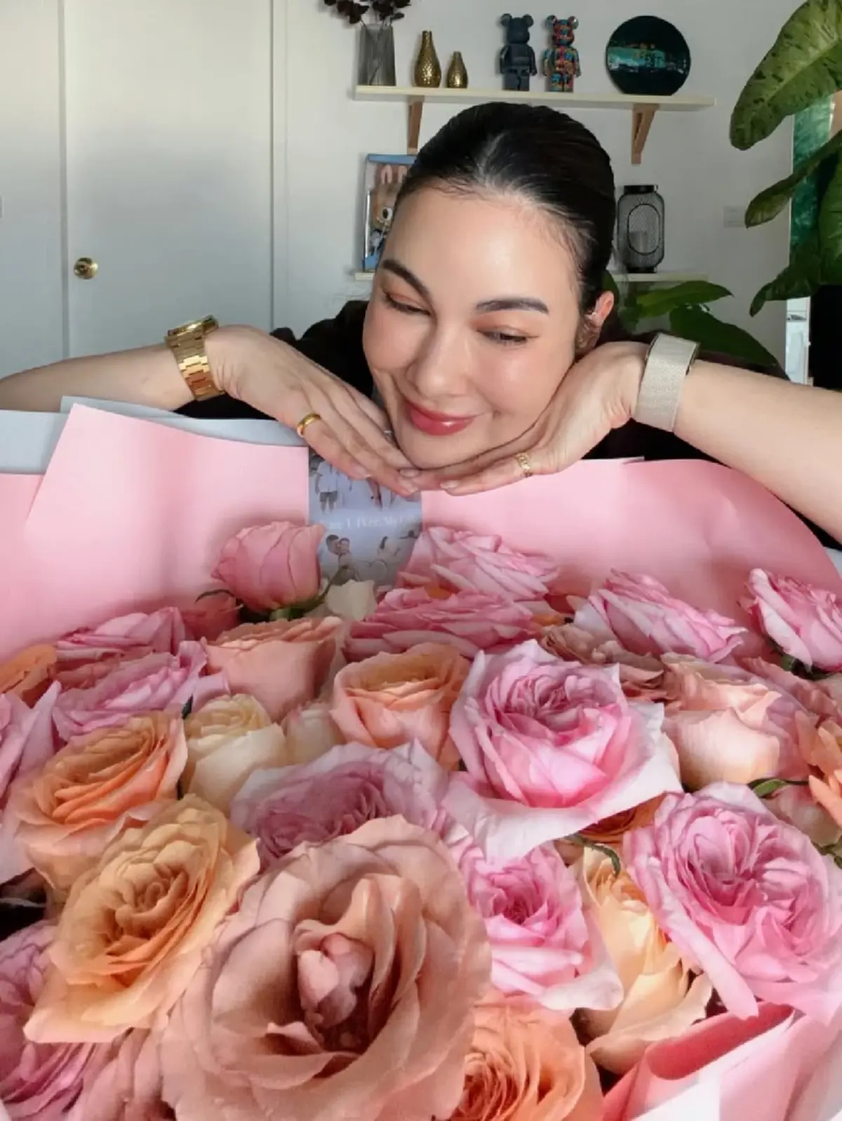 หวานก่อนวาเลนไทน์! “แบงค์ พชร” ส่งกุหลาบช่อโตเซอร์ไพรส์