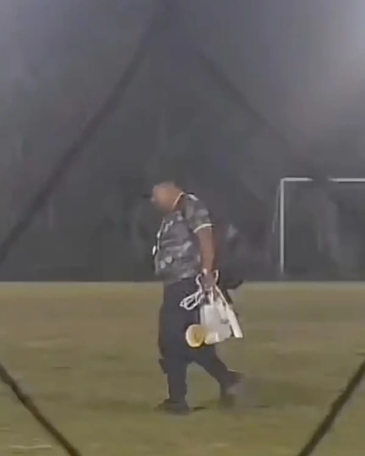 อ.สกล ตอบชัดแล้ว รูปถือของเดินคนเดียว วันนั้นเกิดอะไรขึ้น