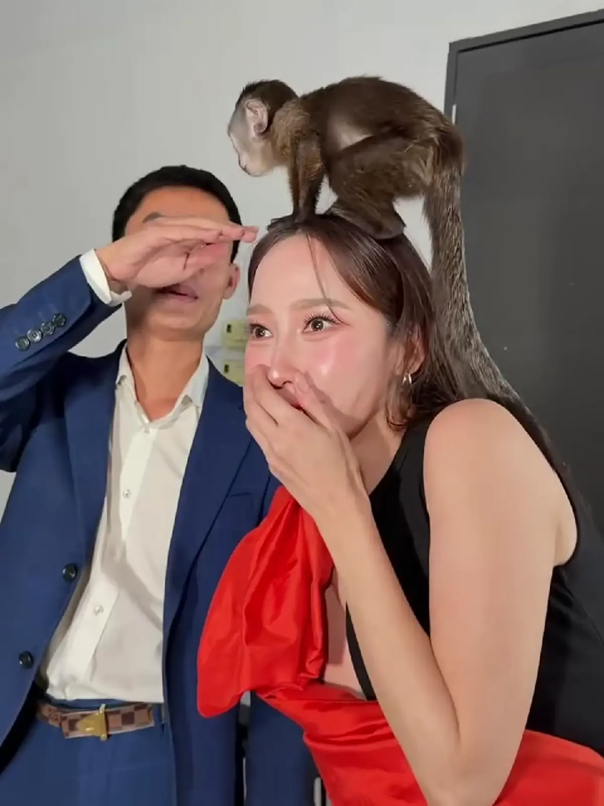 โมเมนต์เอ็นดู “อั้ม พัชราภา” โดนลิงน้อยเซอร์ไพรส์กลางเฟรม