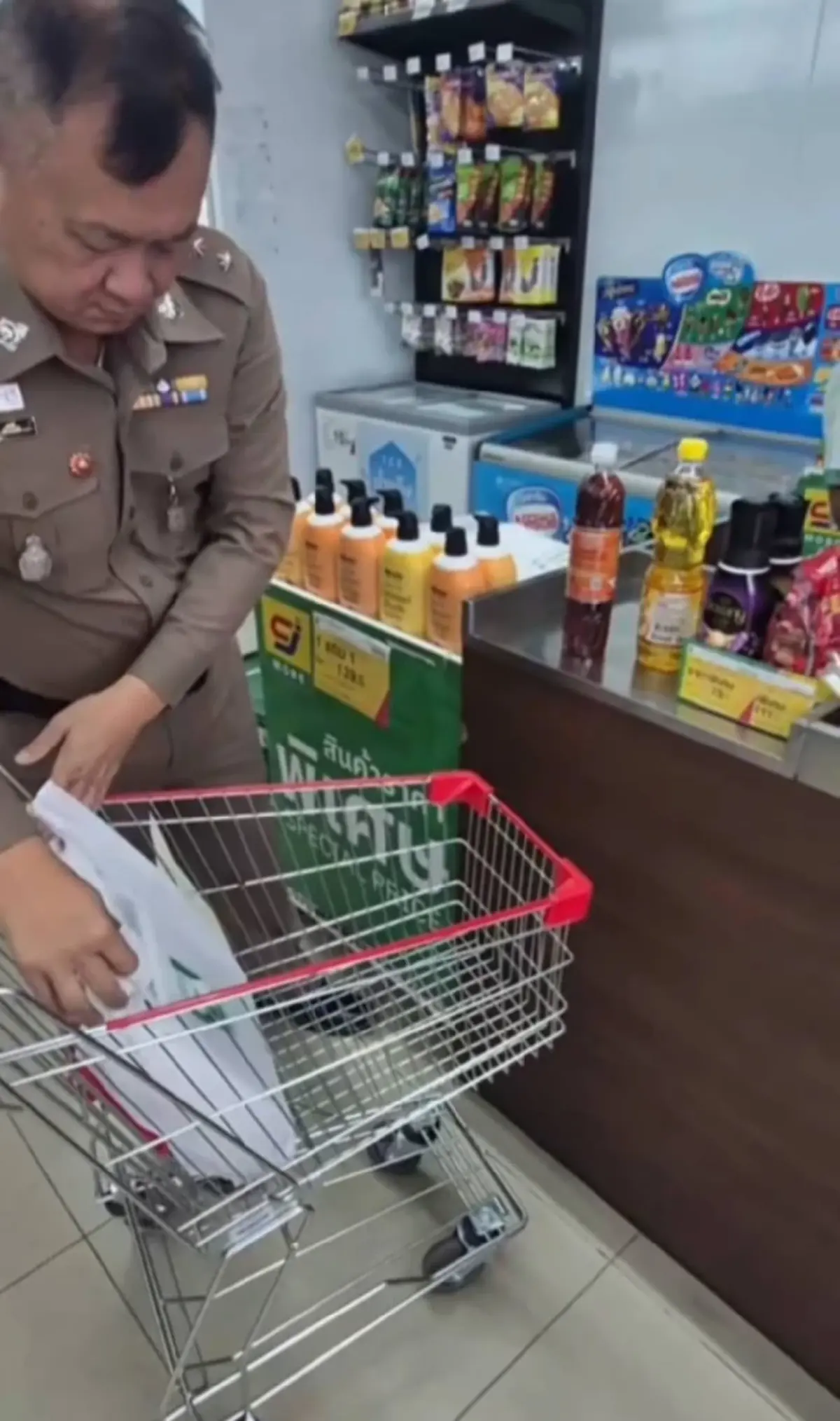 ยายปั่นจักรยานไกล 14 กม. เพื่อเงิน 20 บาท ไว้ซื้อข้าวสารกรอกหม้อ