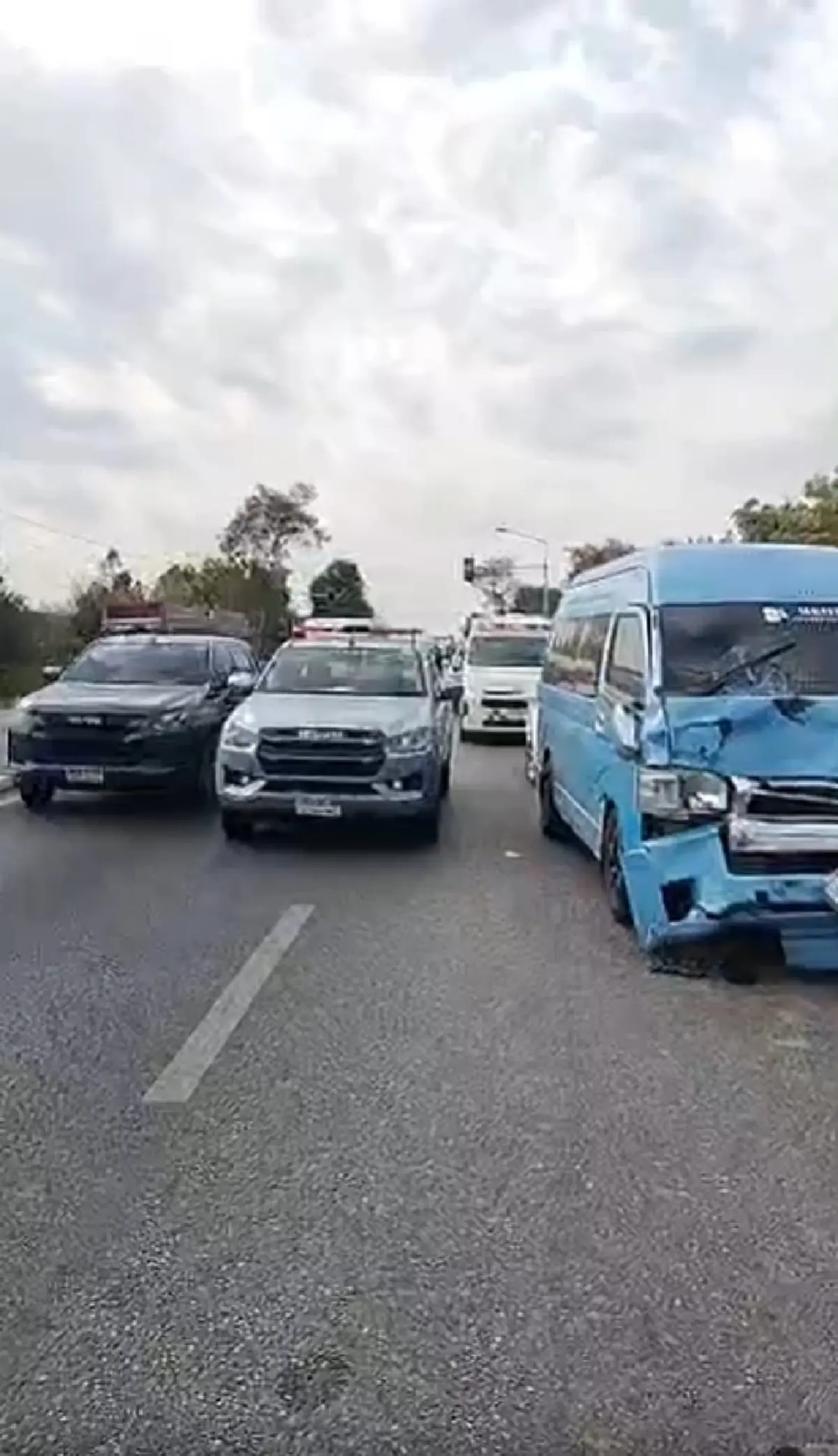 รถตู้คณะหมอลำชื่อดังพุ่งชนมอเตอร์ไซค์ น่าเศร้ามีผู้เสียชีวิต