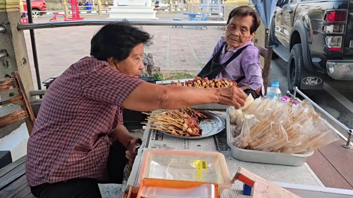 สู้เพื่อลูกค้า! หมูปิ้ง ไม้ละ 2 บาท ยันไม่ขึ้นราคาแม้ต้นทุนพุ่ง