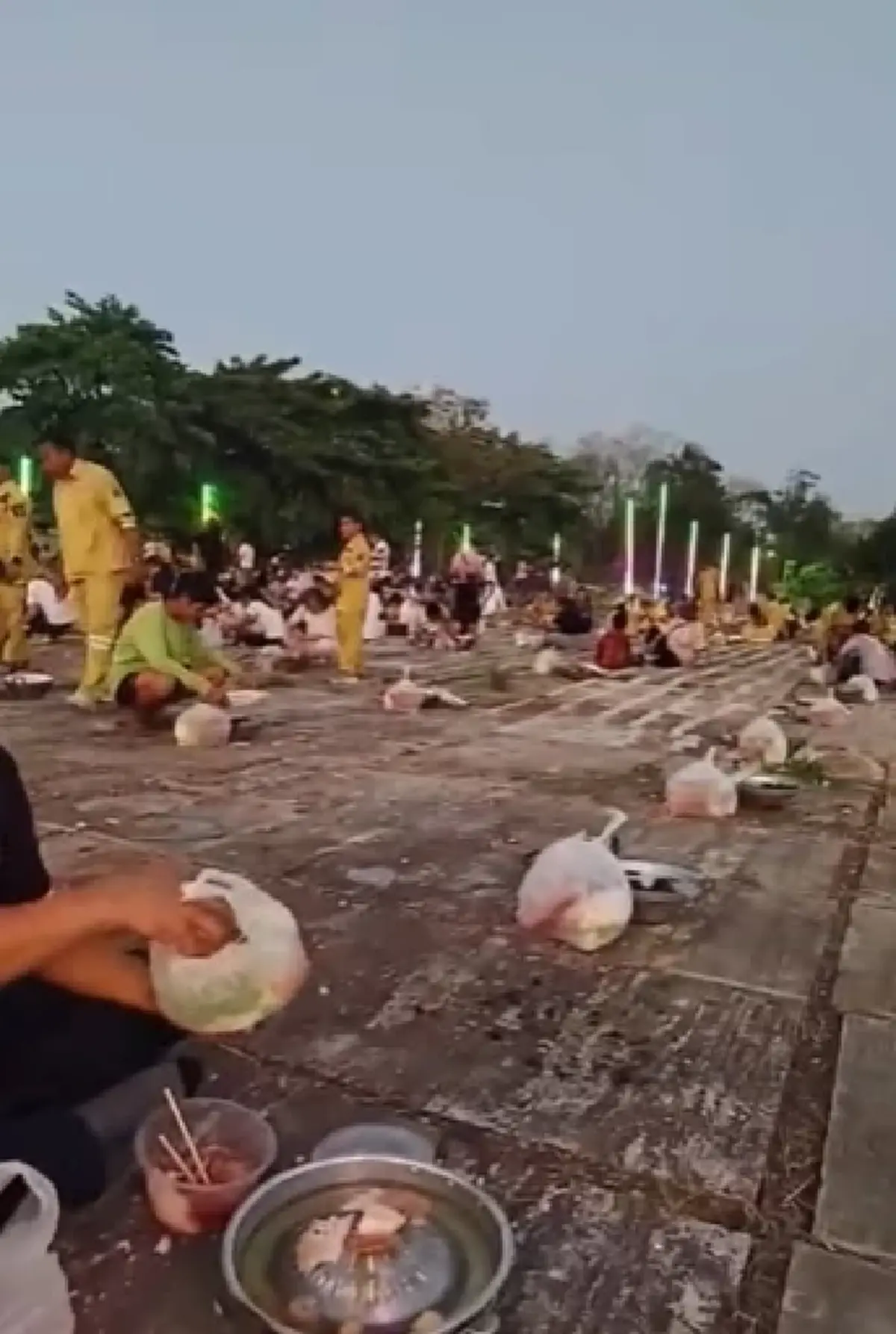 เลข 3 ตัวตรงโผล่ 3 อินฟลูเอ็นเซอร์ดัง ทำบุญเลี้ยงผีสุสานไร้ญาติ