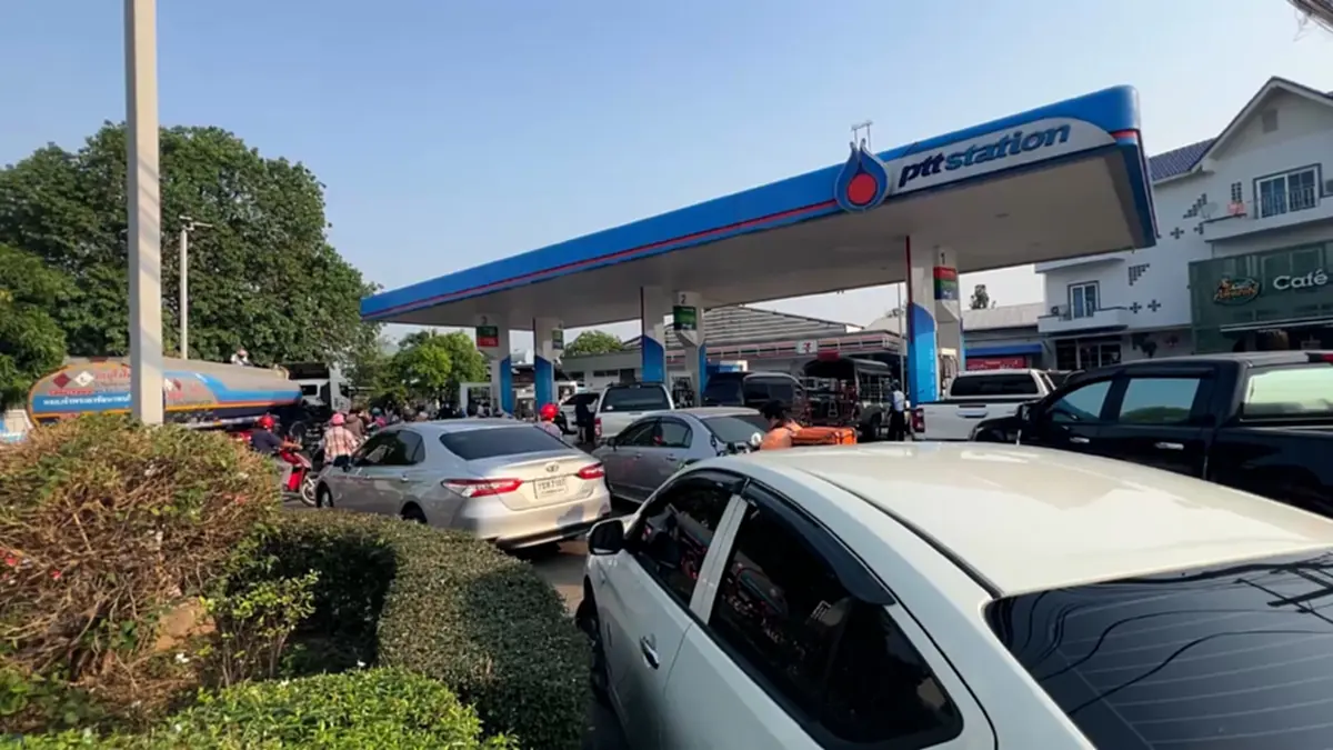 วิกฤตหนัก! แห่ต่อคิวเติมน้ำมันยาวเหยียด 1 กม. หามา 3 วัน 10 ปั๊มเพิ่งได้เติม