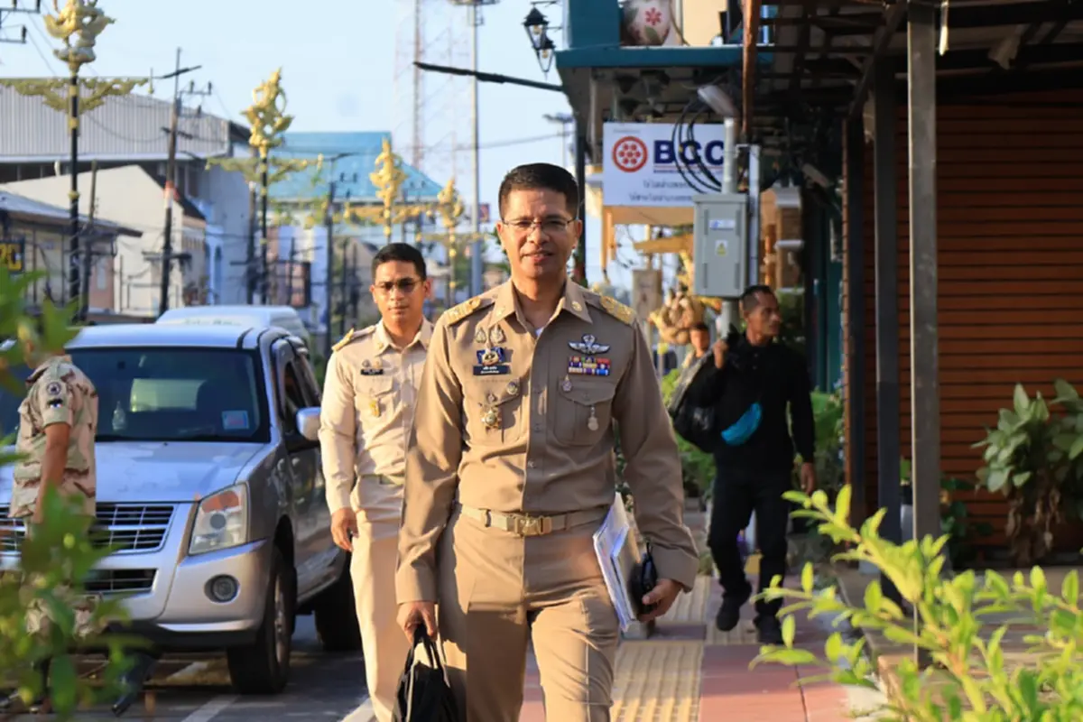 ผู้ว่าฯ สตูล เดินเท้าไปทำงานที่ศาลากลางฯ ลดการใช้พลังงาน