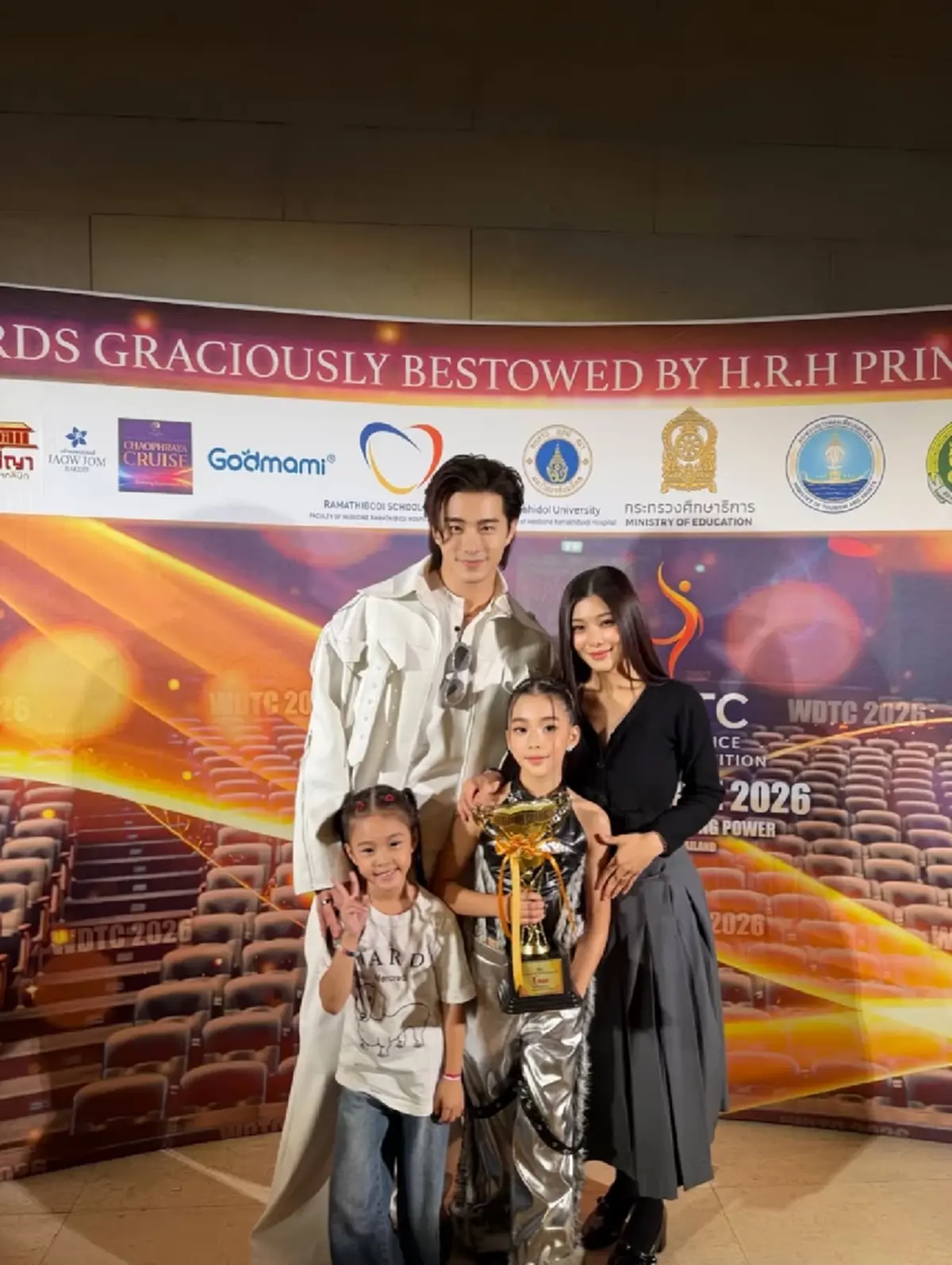 ภูมิใจสุดหัวใจ! ลูกสาวคว้าแชมป์เวทีเต้นนานาชาติ ถ้วยแรกในชีวิต