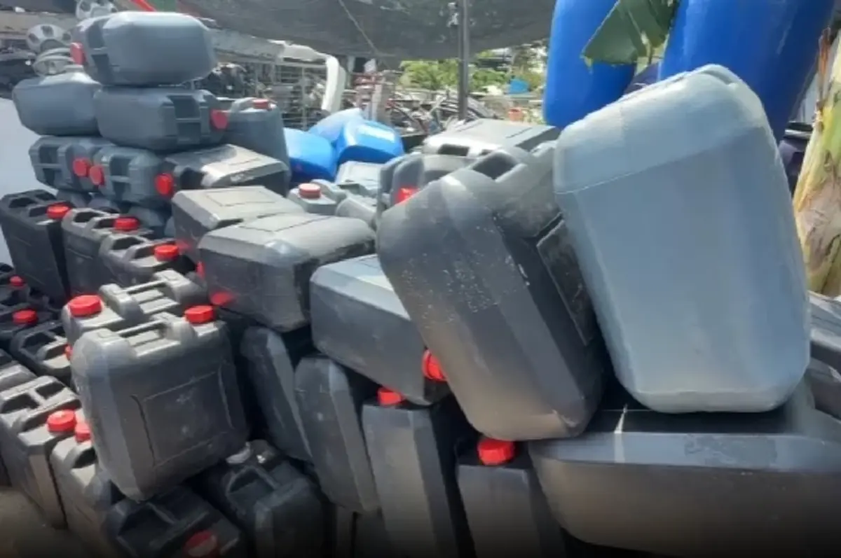 ชาวอ่างทองแห่ซื้อแกลลอนสำรองน้ำมัน ทำสินค้าขาดตลาดและราคาพุ่ง