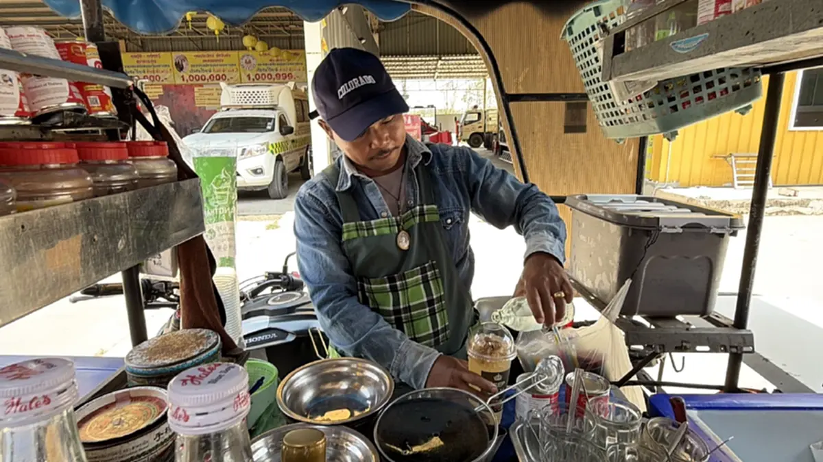 พ่อค้าโคราชขายกาแฟราคาบุญที่ฮุก 31 ส่งกุศลช่วยลูกป่วยดาวน์