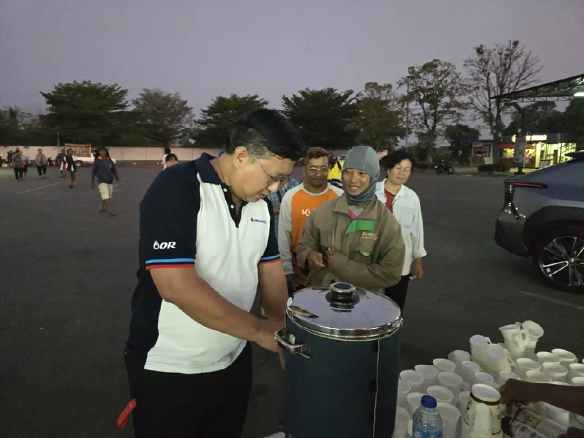 น้ำใจเจ้าของปั๊มกำแพงเพชรแจกน้ำเต้าหู้ฟรีปลอบใจคนรอคิวน้ำมัน