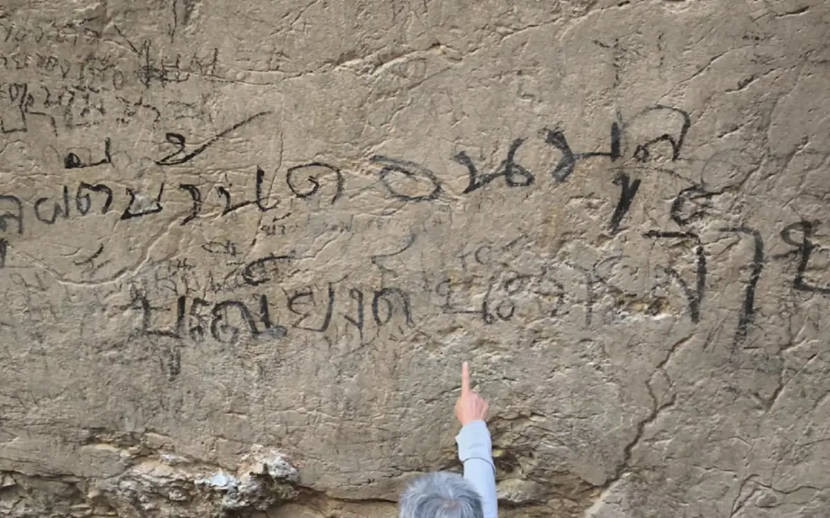 ประจานมือบอน! นทท.สลักชื่อเต็มผาหอบลำปาง แหล่งหินล้านปี