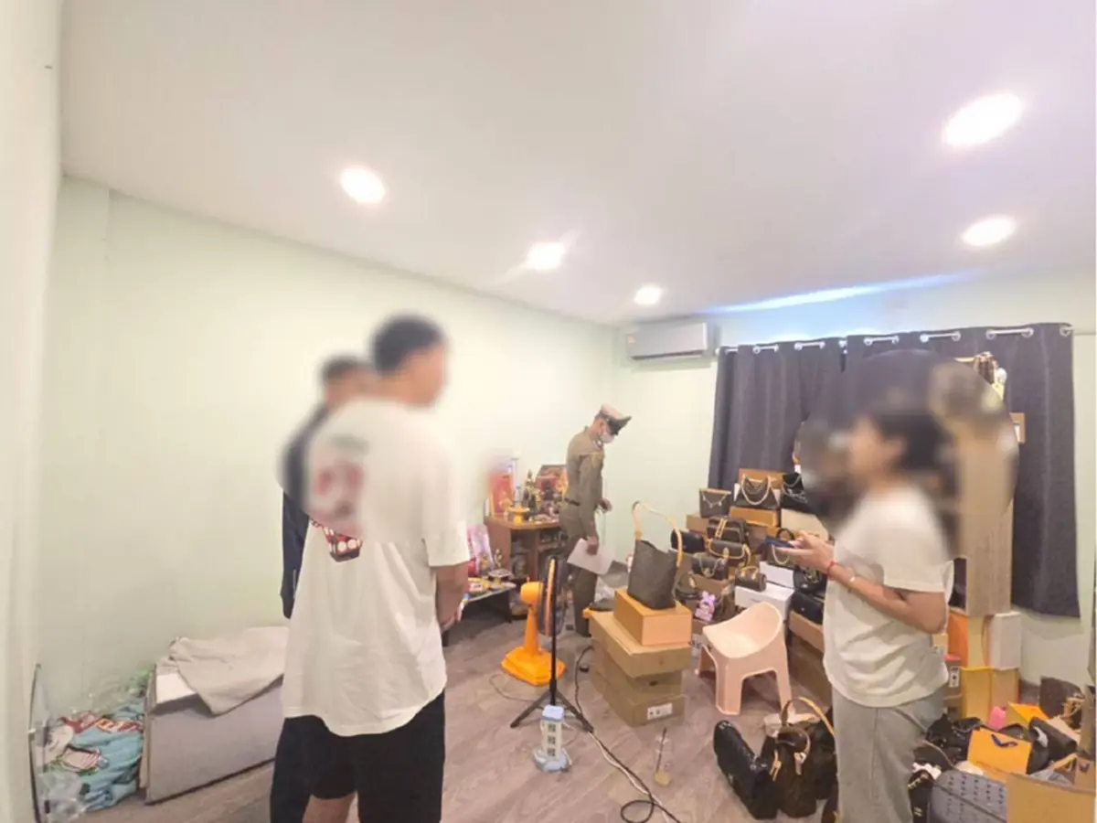 บุกจับคาไลฟ์ พ่อค้าออนไลน์ขายกระเป๋าหรูแบรนด์เนมปลอม