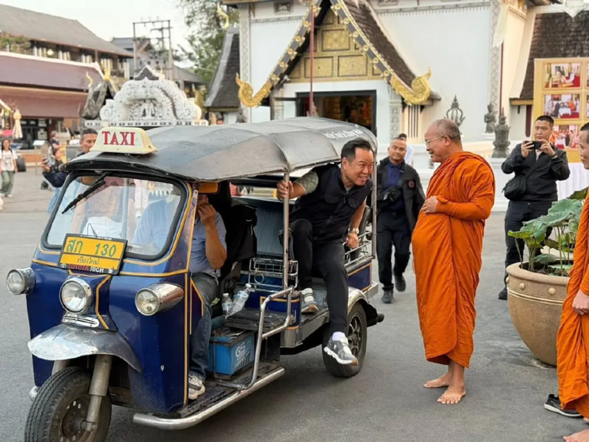 ทะเบียนรถตุ๊กๆ นายกฯอนุทิน นั่งมาสักการะวัดพระธาตุเจดีย์หลวง