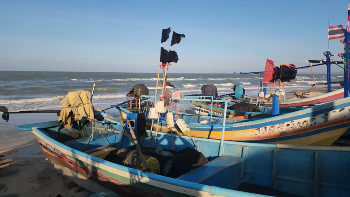 น้ำมันพุ่งแรง! ขึ้นรวด 6 บาท เขย่าเรือประมงพื้นบ้านจอดนิ่ง