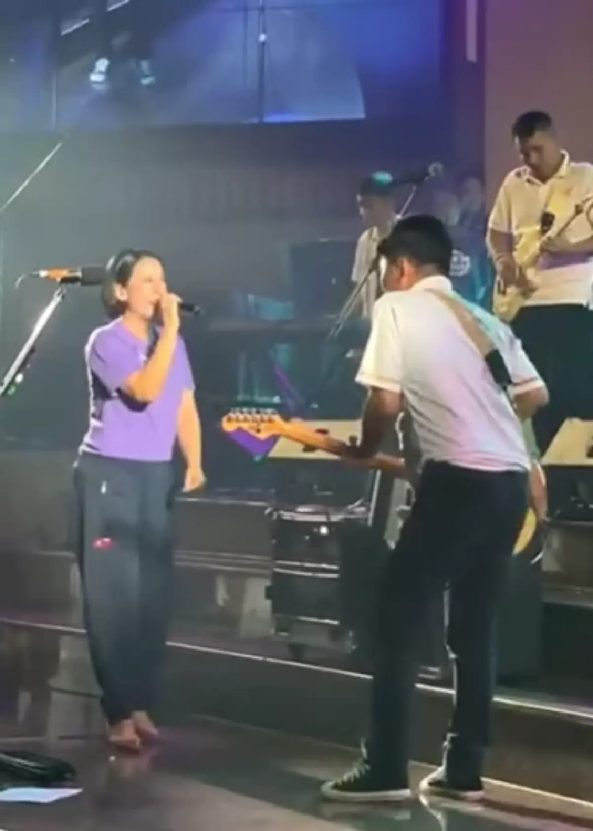 ภาพล่าสุด  ปุ๊กกี้ ปริศนา ขึ้นเวทีร้องเพลง เสก โลโซ เล่นกีตาร์ให้