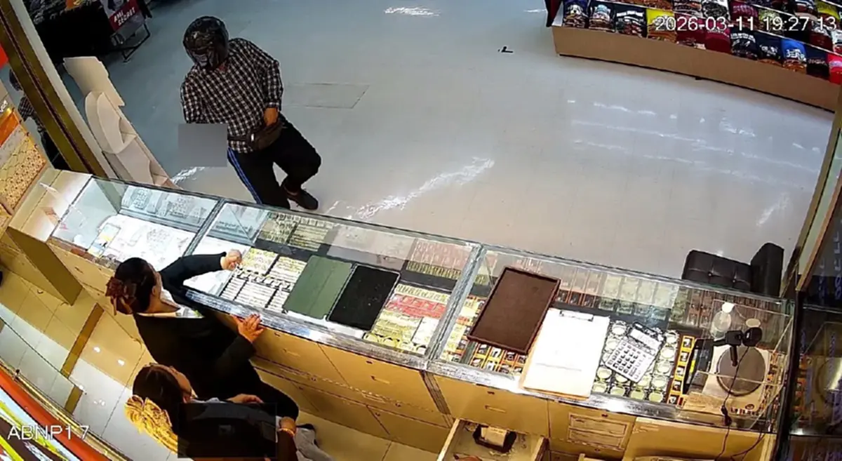 คนร้ายบุกเดี่ยวชิงทองกว่า 20 เส้น เตรียมพร้อมอาวุธ - ถุงพลาสติก