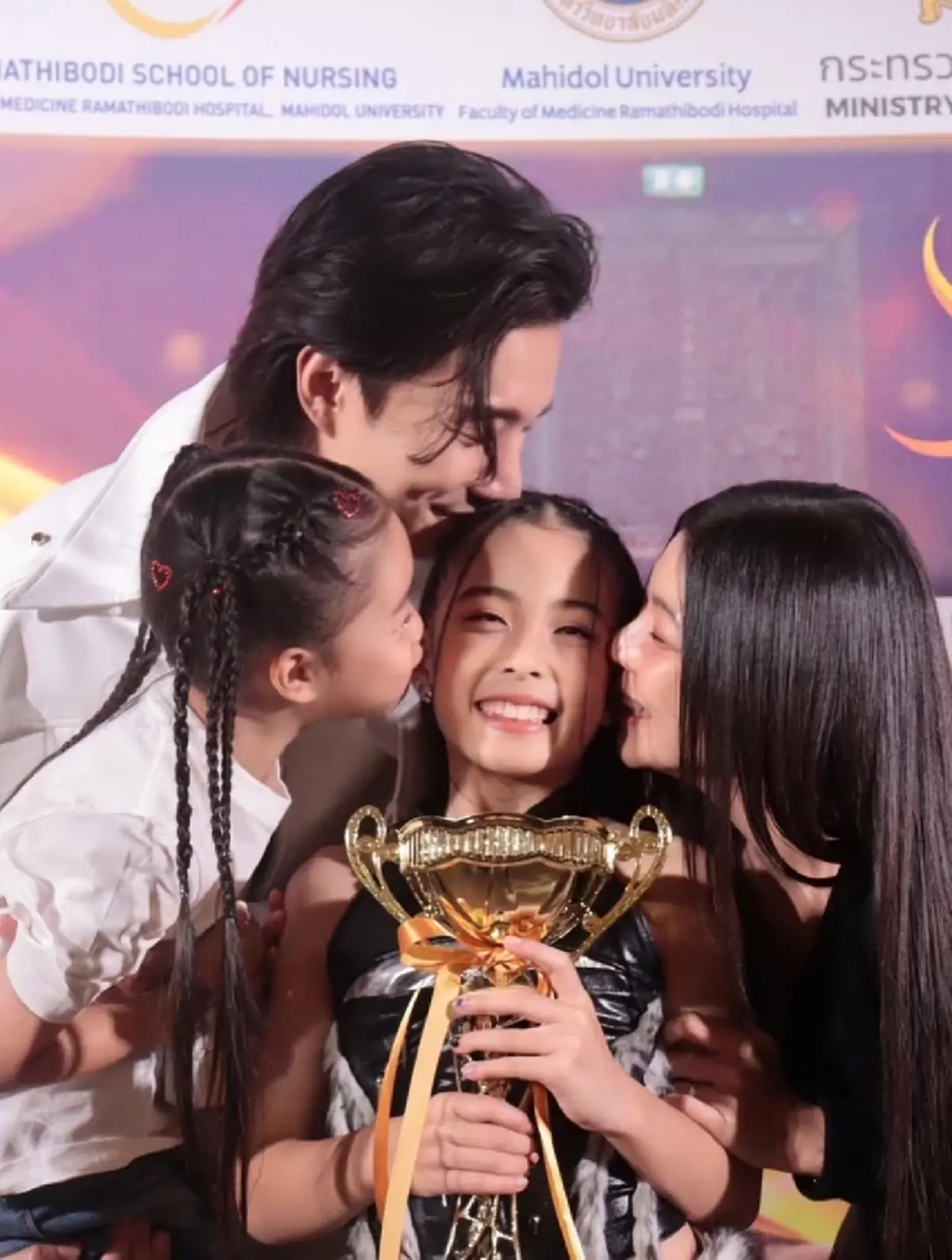 ภูมิใจสุดหัวใจ! ลูกสาวคว้าแชมป์เวทีเต้นนานาชาติ ถ้วยแรกในชีวิต