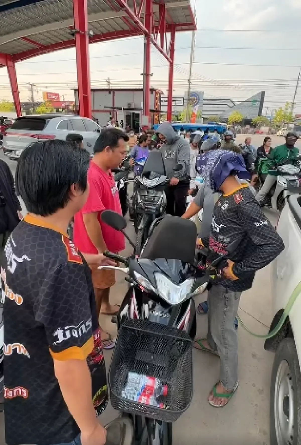 ฮือฮา เสี่ยเล่ เต็นท์รถประกาศให้ จยย.มาเติมน้ำมันเต็มถังแค่ 7 บาท