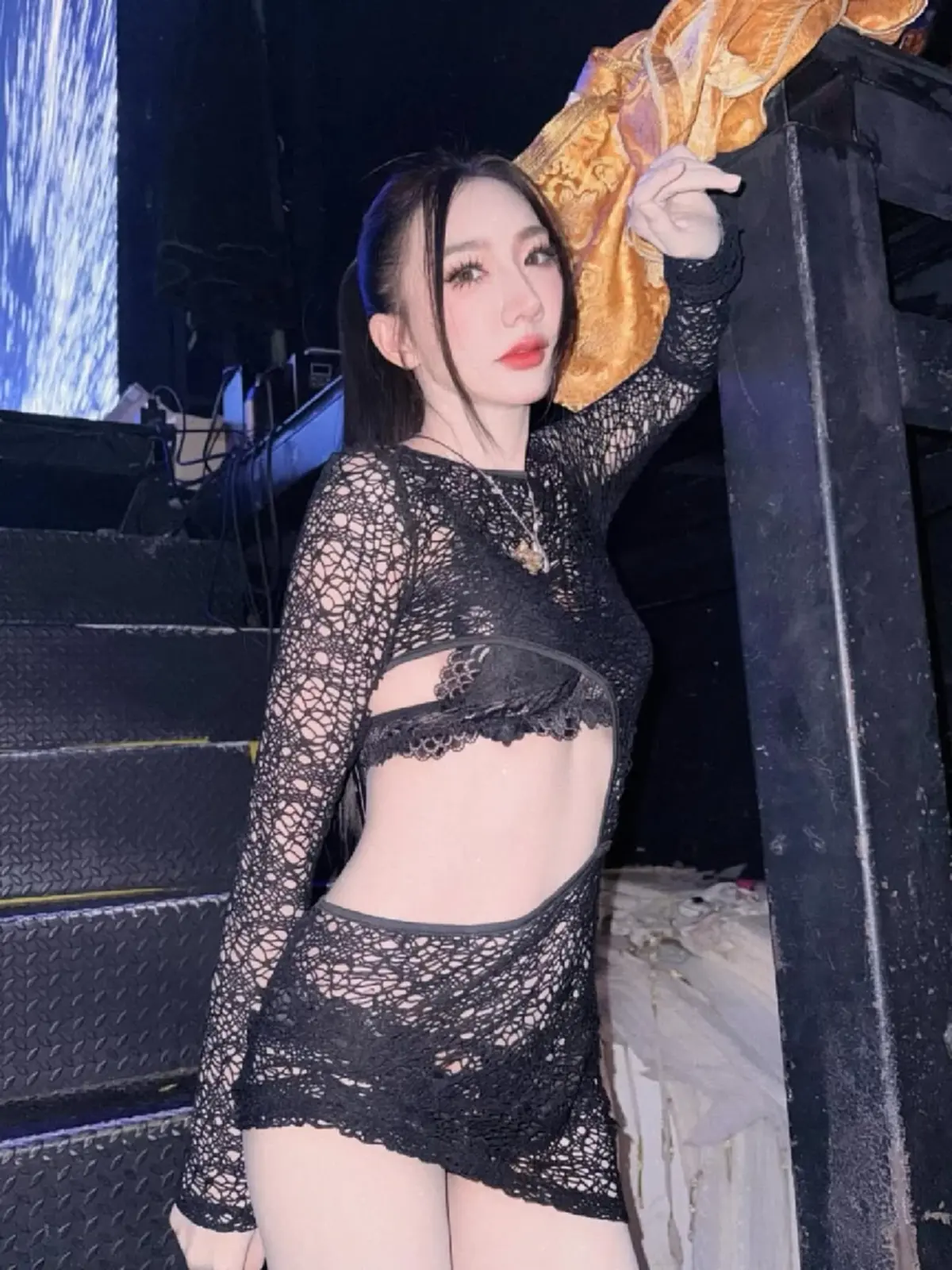 “เบนซ์ พริกไทย” ชุดแซ่บสะเทือนเวที   เจอกระแสวิจารณ์สนั่น