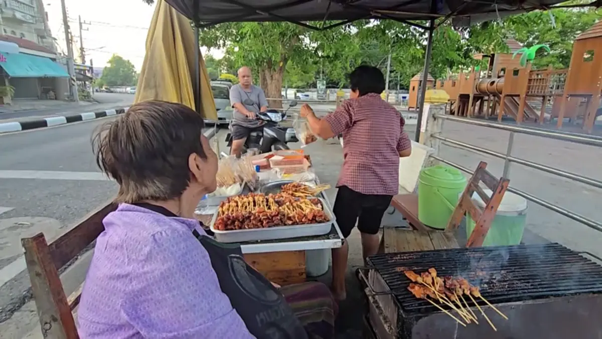 สู้เพื่อลูกค้า! หมูปิ้ง ไม้ละ 2 บาท ยันไม่ขึ้นราคาแม้ต้นทุนพุ่ง