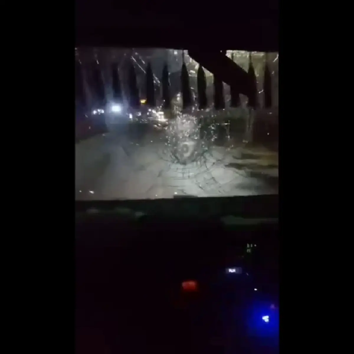 ฉุนแตร! วัยรุ่นลำลูกกาไล่ล่าปาหินใส่สิบล้อส่งนมกระจกแตกยับ