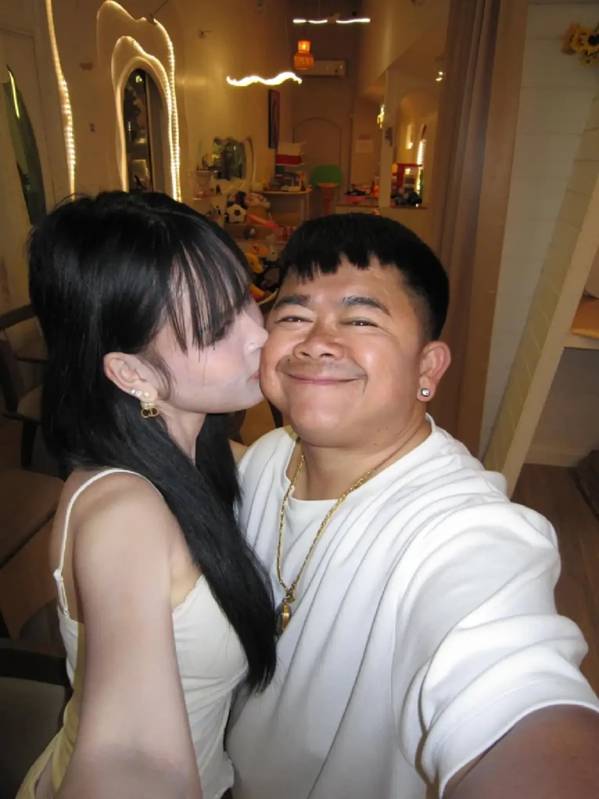 หวานไม่พัก! “โก๊ะตี๋” โพสต์ช็อตเด็ด “ใบมิ้นต์” หอมแก้มฟอดใหญ่ 