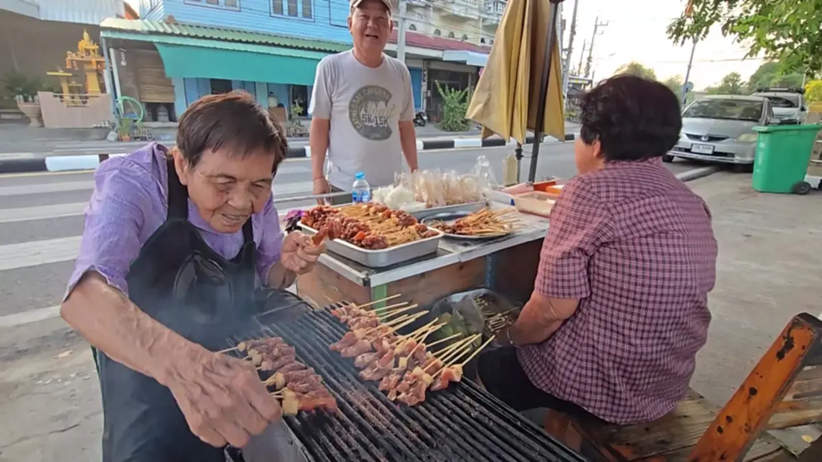 สู้เพื่อลูกค้า! หมูปิ้ง ไม้ละ 2 บาท ยันไม่ขึ้นราคาแม้ต้นทุนพุ่ง