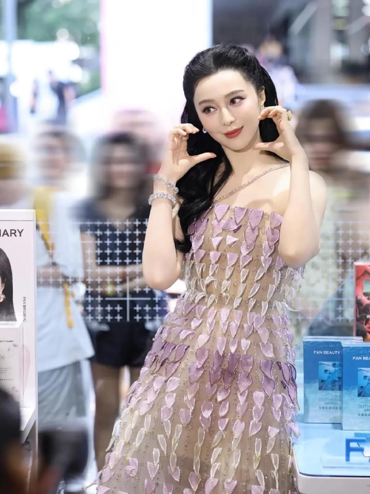 “ฟ่านปิงปิง” ลัดฟ้าเยือนไทย เปิดตัวแบรนด์ดัง ออร่าสะกดทั้งสยาม