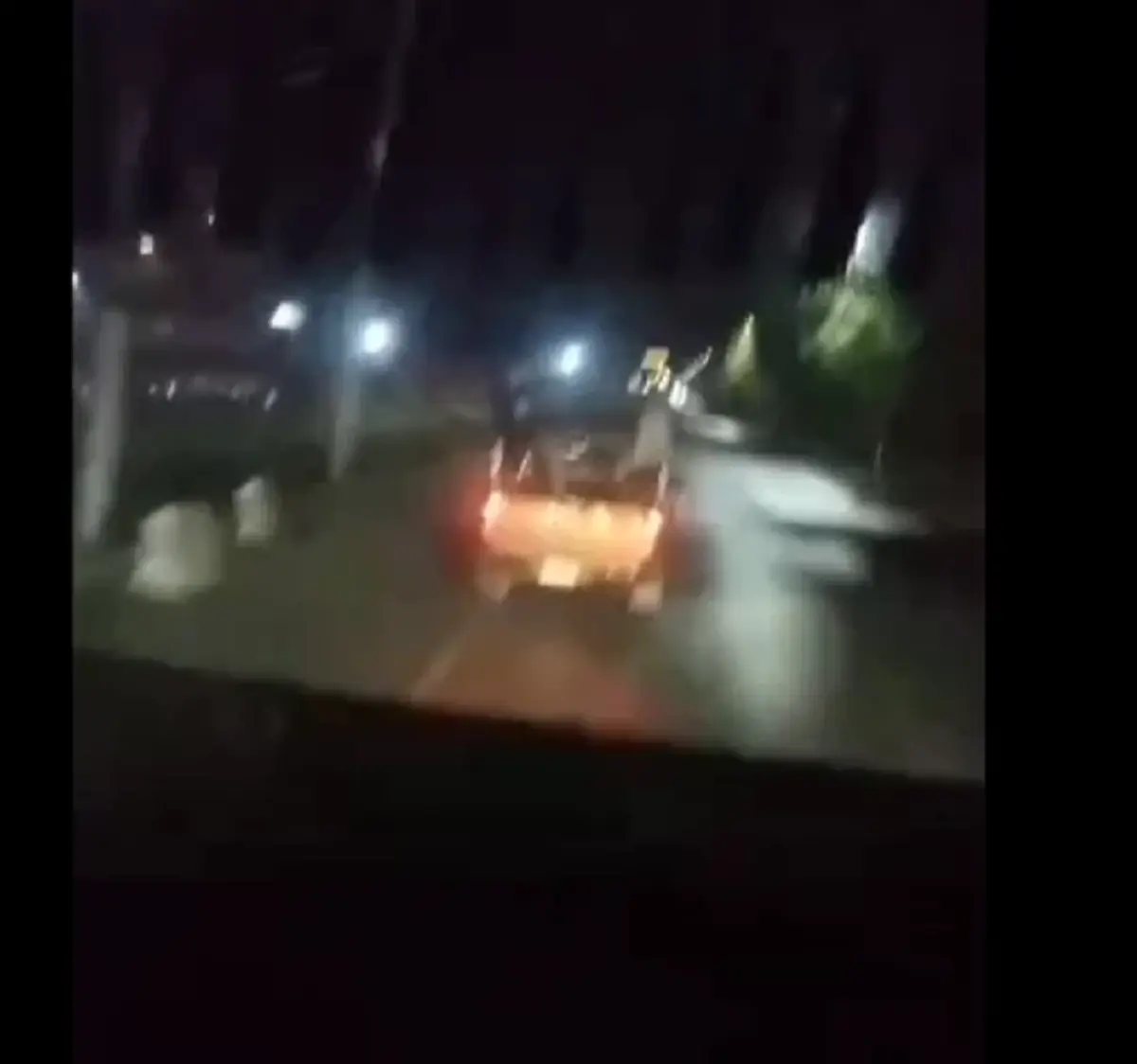 ฉุนแตร! วัยรุ่นลำลูกกาไล่ล่าปาหินใส่สิบล้อส่งนมกระจกแตกยับ