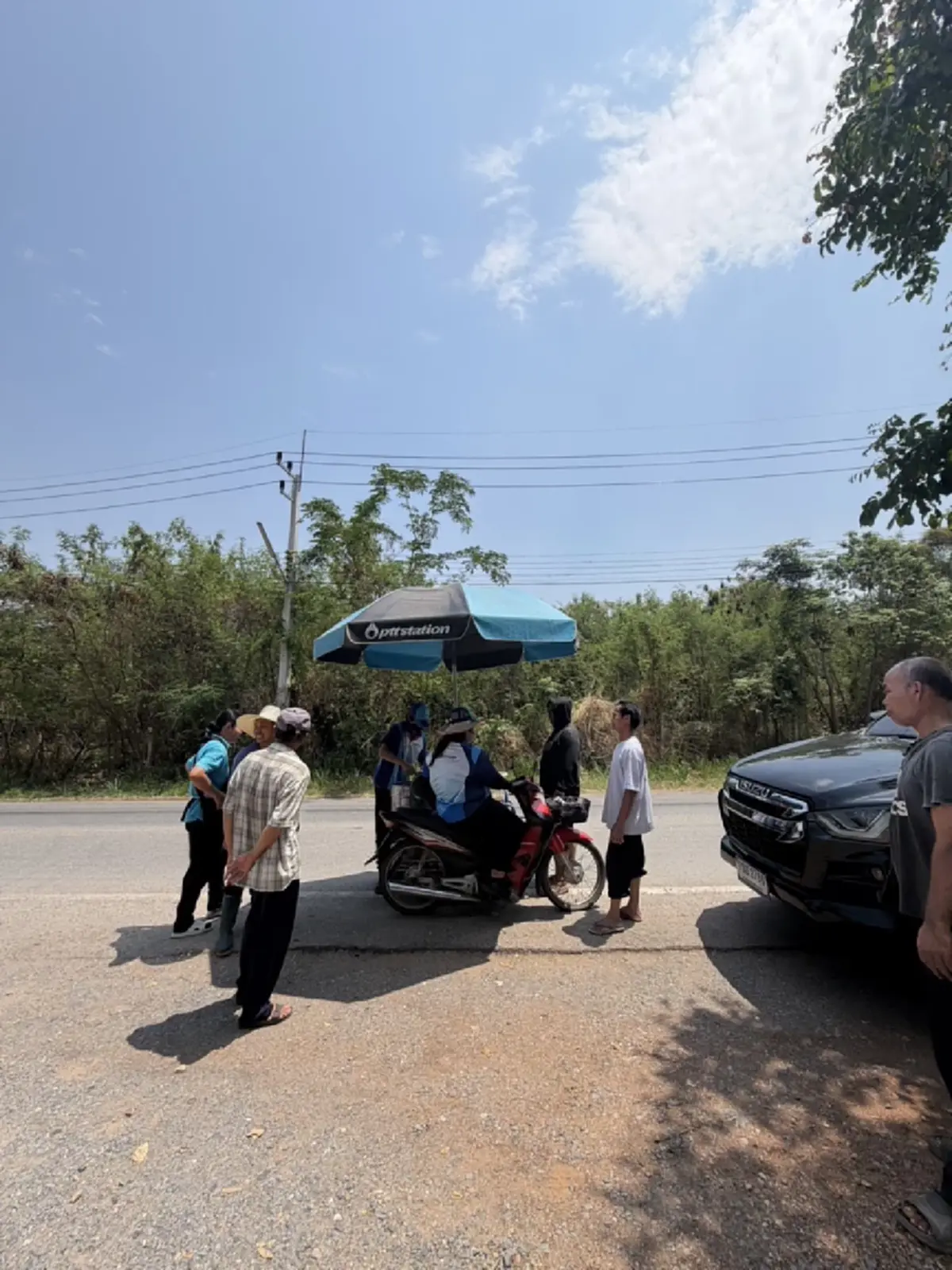 สุพรรณฯ น้ำใจงาม! ปั๊มด่านช้างแจกไอศกรีมคลายร้อนคนรอเติมน้ำมัน