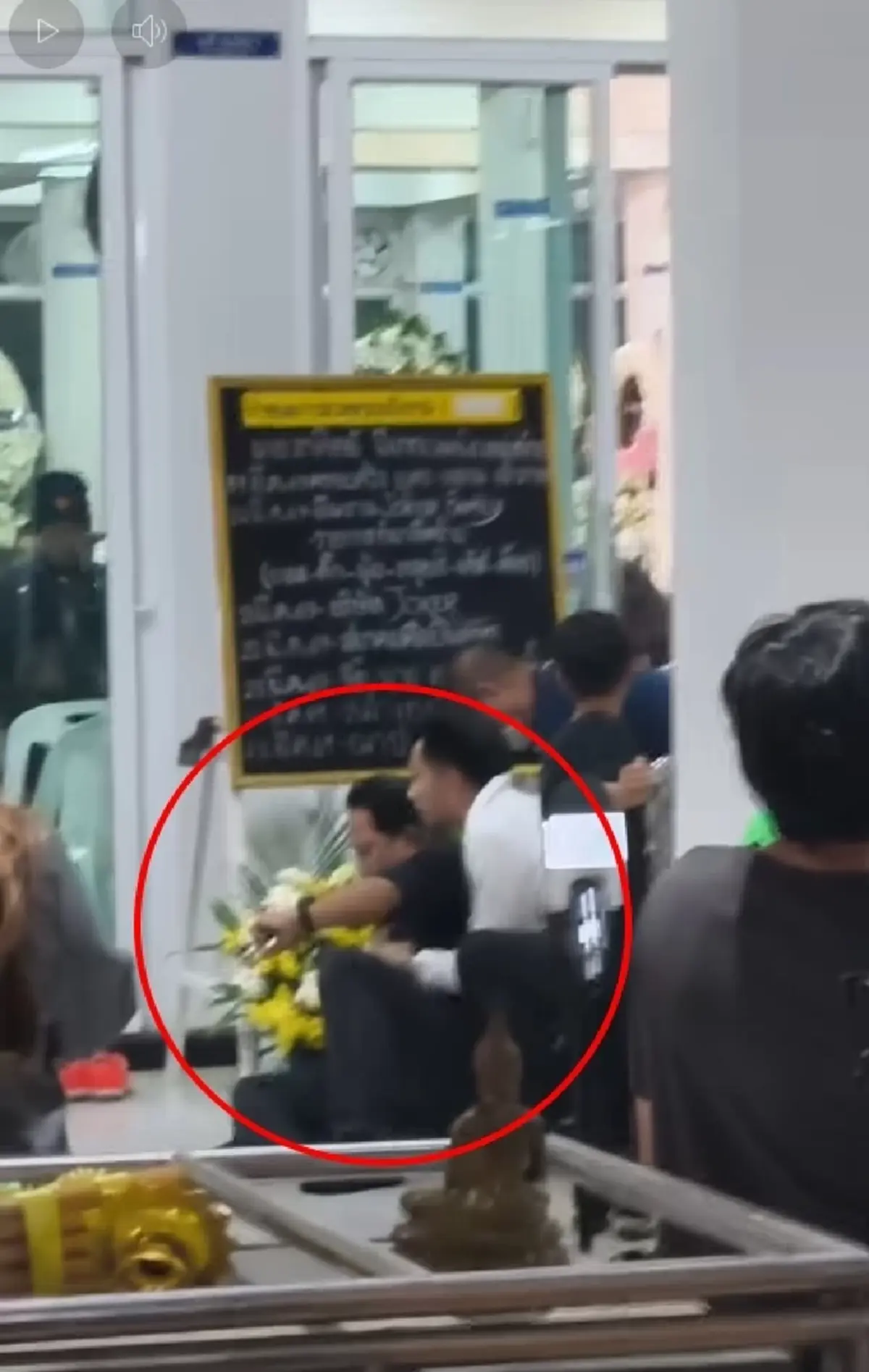 ตกใจทั้งงาน! ตลกดัง ลื่นล้มอย่างแรงกลางงาน เหน่ง เหม่งจ๋าย